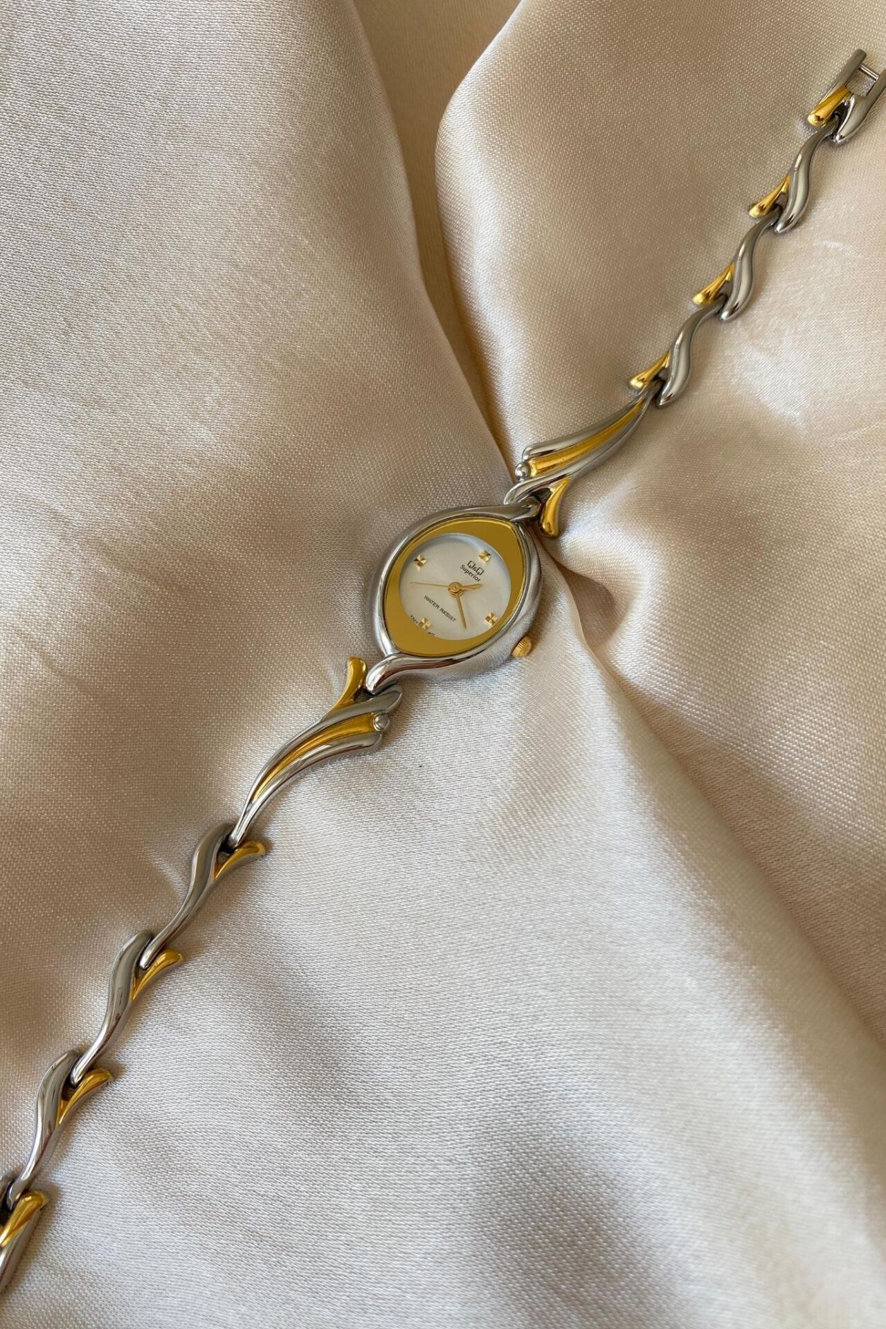 Q&Q Superior Sarı Gümüş Renk Özel Tasarım Çelik Kordon Küçük Vintage Kadın Kol Saati