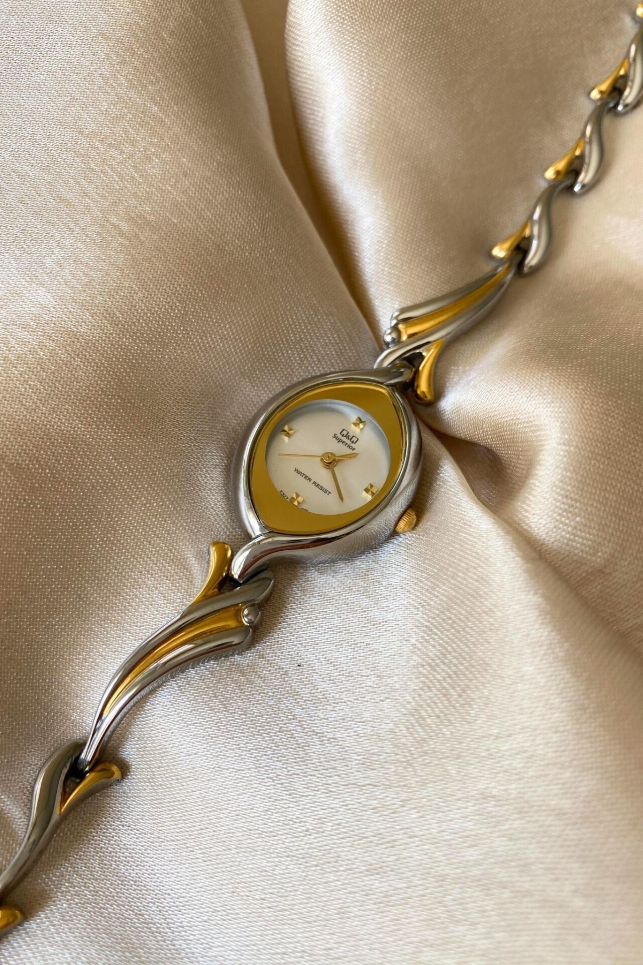 Q&Q Superior Sarı Gümüş Renk Özel Tasarım Çelik Kordon Küçük Vintage Kadın Kol Saati