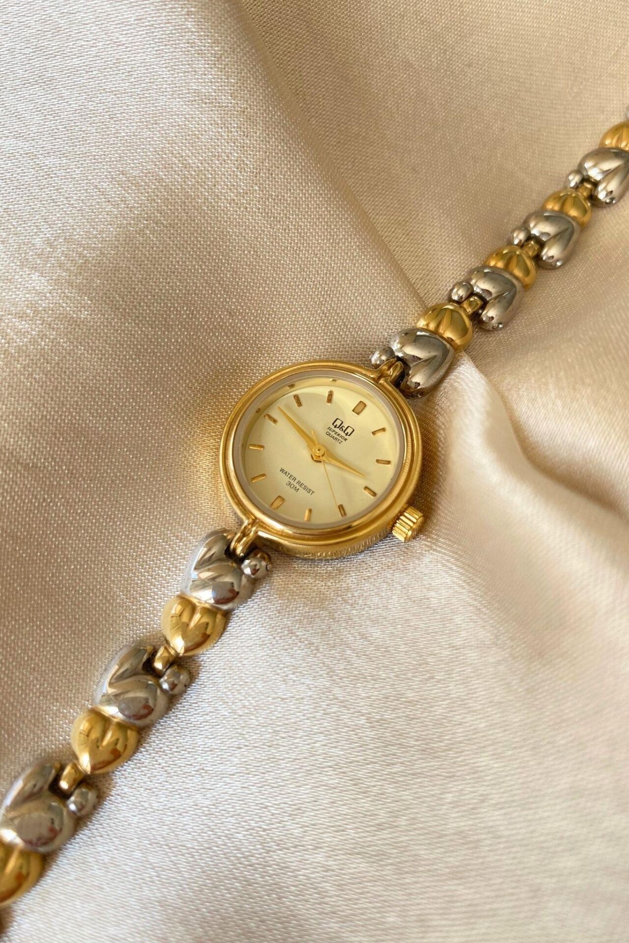 Q&Q Superior Sarı Gümüş Renk Kalp Detaylı Özel Tasarım Çelik Kordon Küçük Vintage Kadın Kol Saati