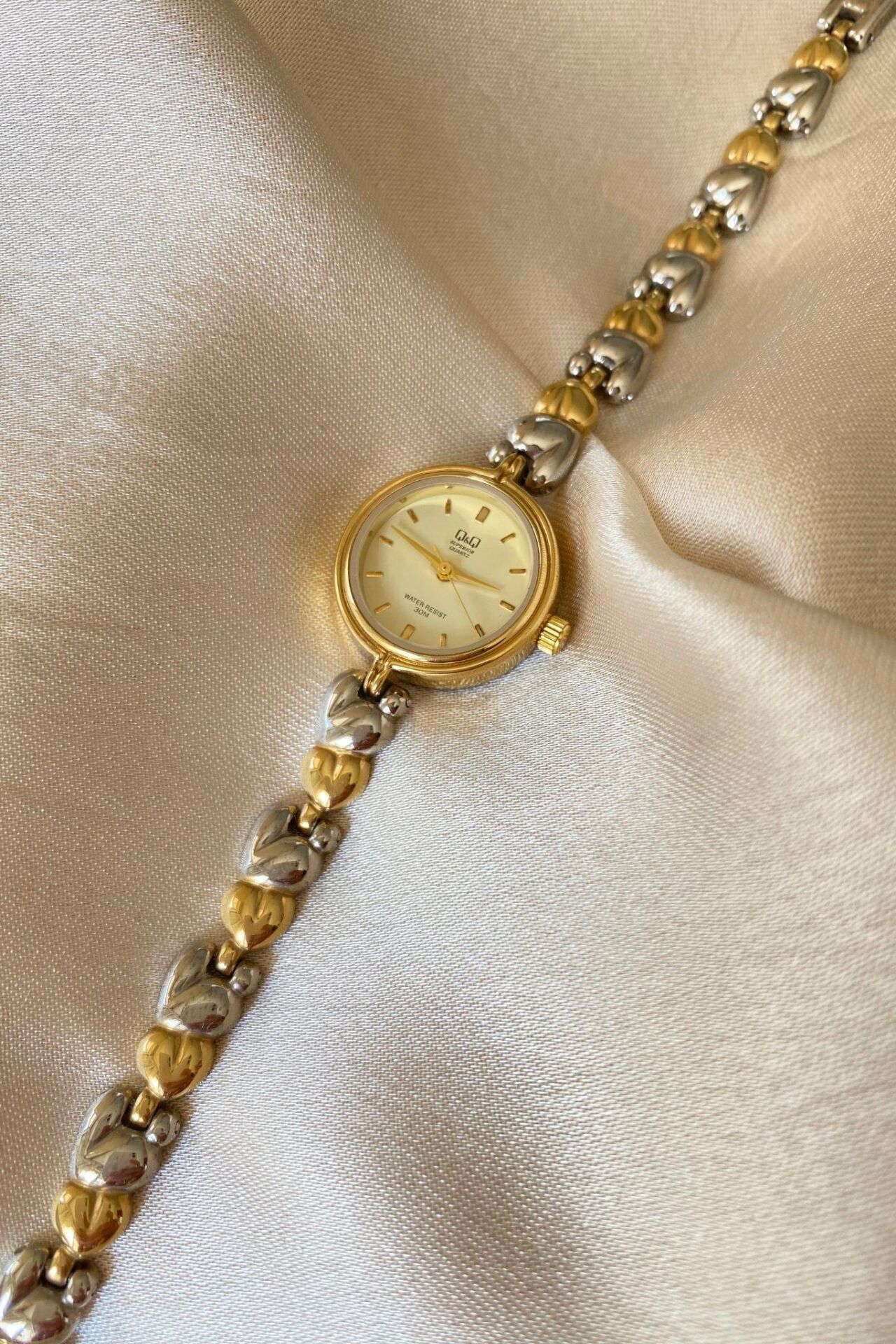 Q&Q Superior Sarı Gümüş Renk Kalp Detaylı Özel Tasarım Çelik Kordon Küçük Vintage Kadın Kol Saati