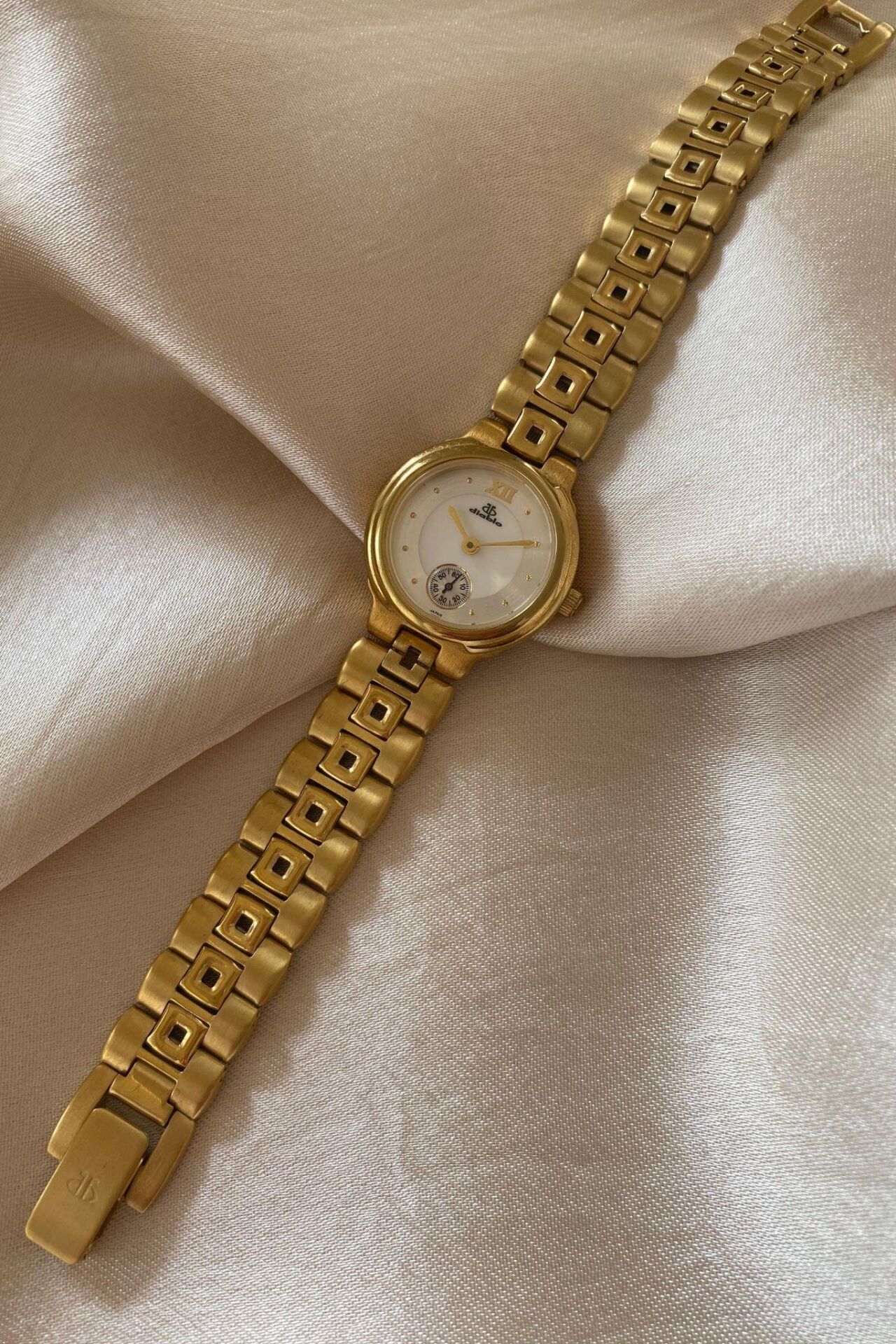 Diablo Altın Sarı Kaplama Özel Tasarım Çelik Kordon Küçük Vintage Kadın Kol Saati