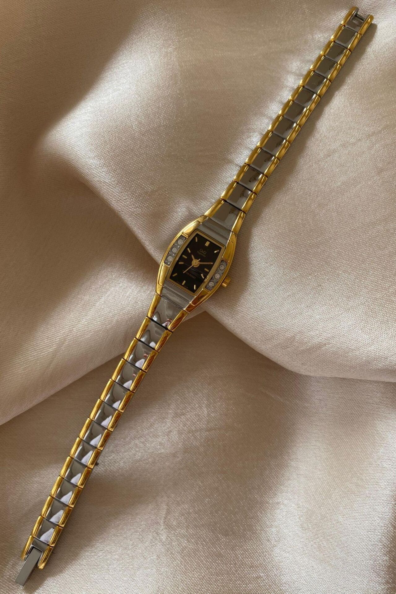 Q&Q Superior Taşlı Paslanmaz Çelik Özel Tasarım Kordon Küçük Vintage Kadın Kol Saati