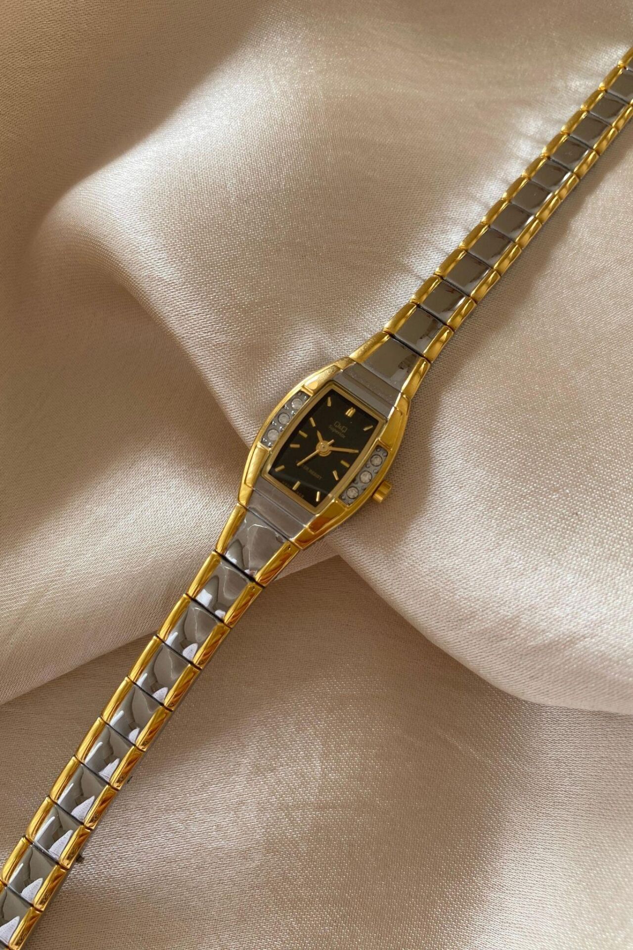 Q&Q Superior Taşlı Paslanmaz Çelik Özel Tasarım Kordon Küçük Vintage Kadın Kol Saati