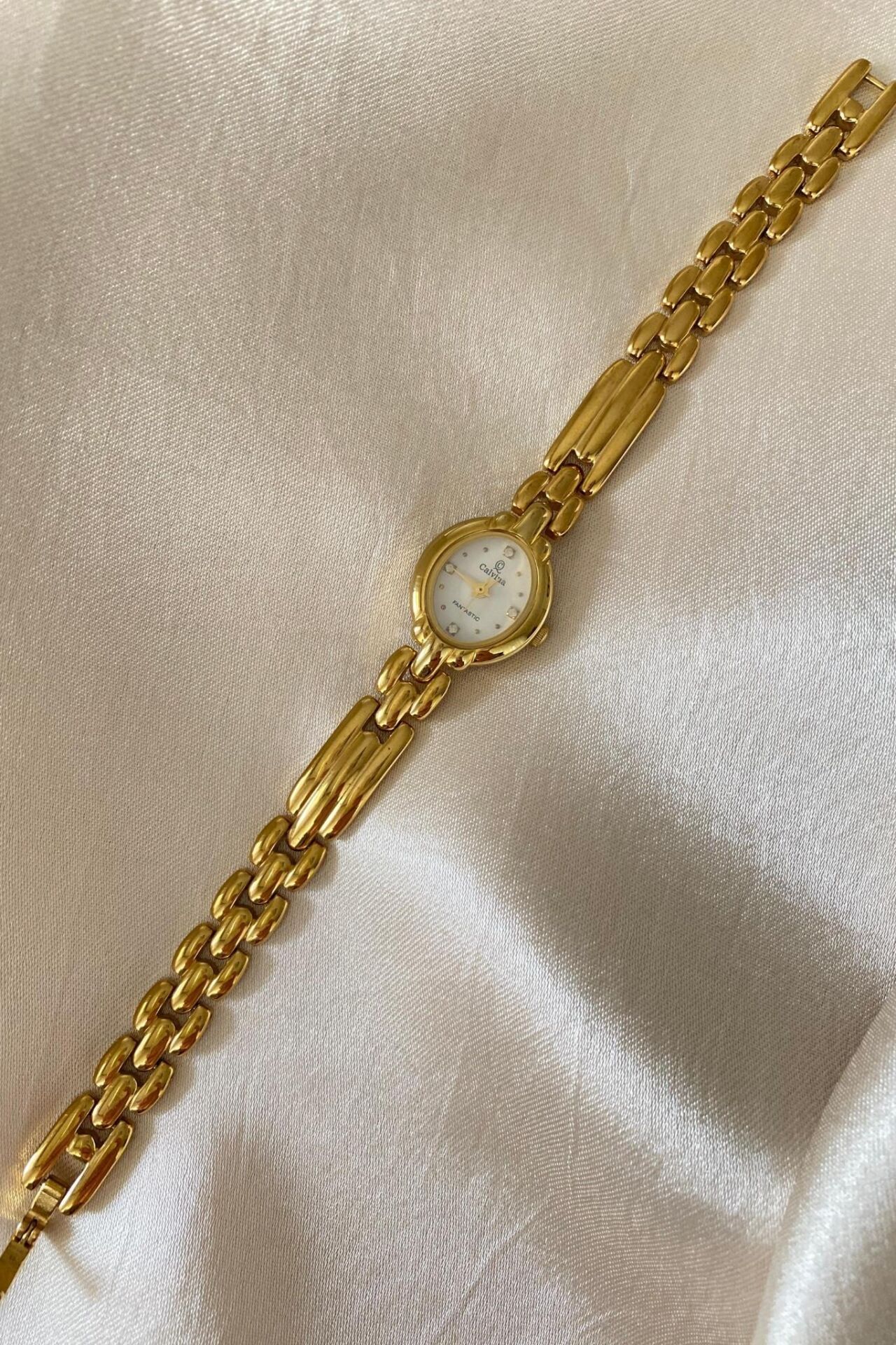 Calvina Altın Sarı Kaplama Paslanmaz Çelik Özel Tasarım Kordon Küçük Vintage Kadın Kol Saati